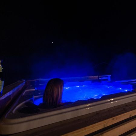 Arctic Lodge Tromvik With Jacuzzi Tromsø Buitenkant foto