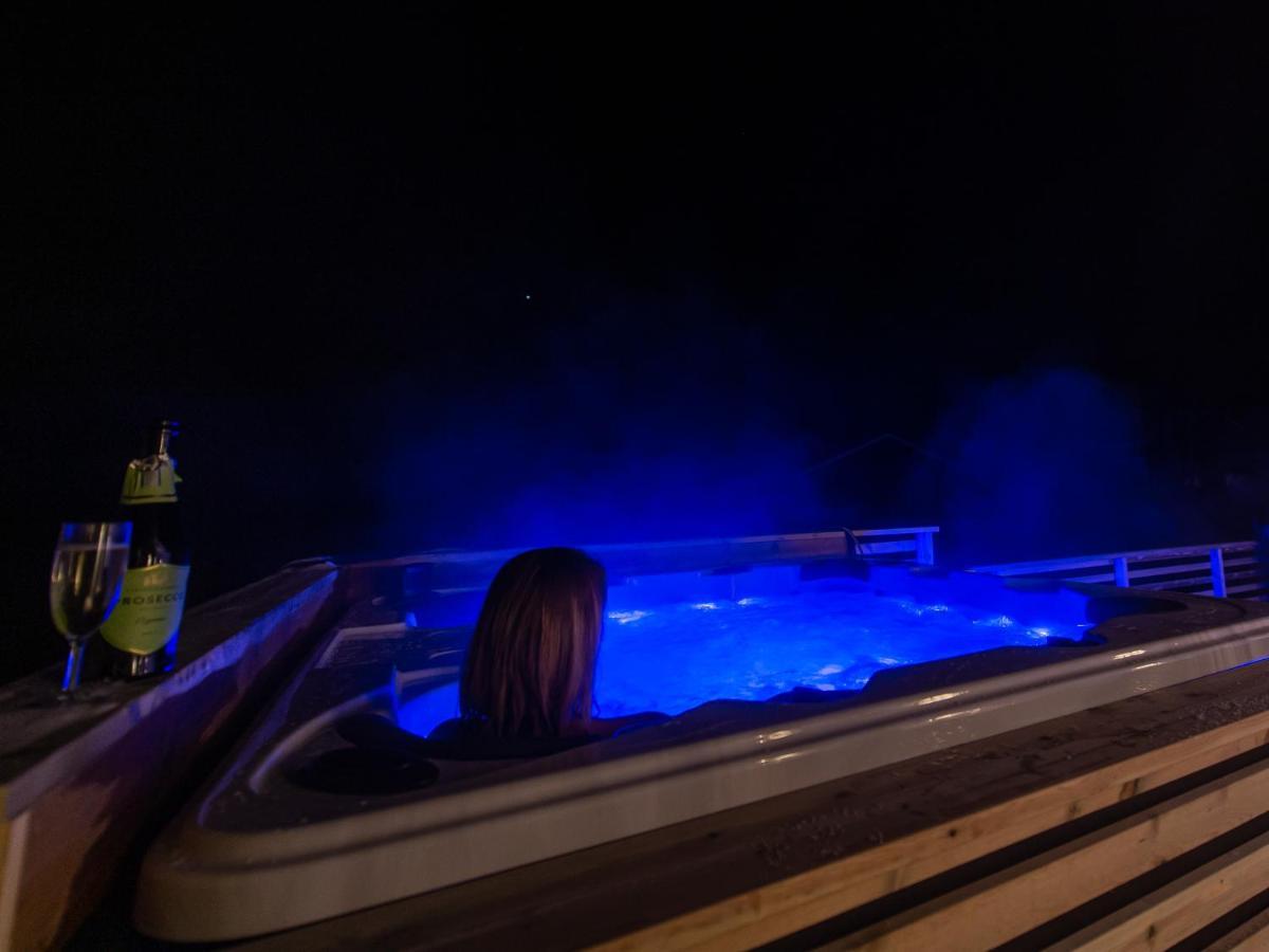 Arctic Lodge Tromvik With Jacuzzi Tromsø Buitenkant foto